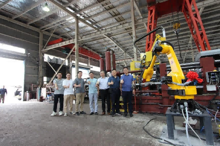 Trung Quốc 's robot đúc khuôn đầu tiên tự phát triển đã được sản xuất thử nghiệm thành công tại Longhua , bengbu
