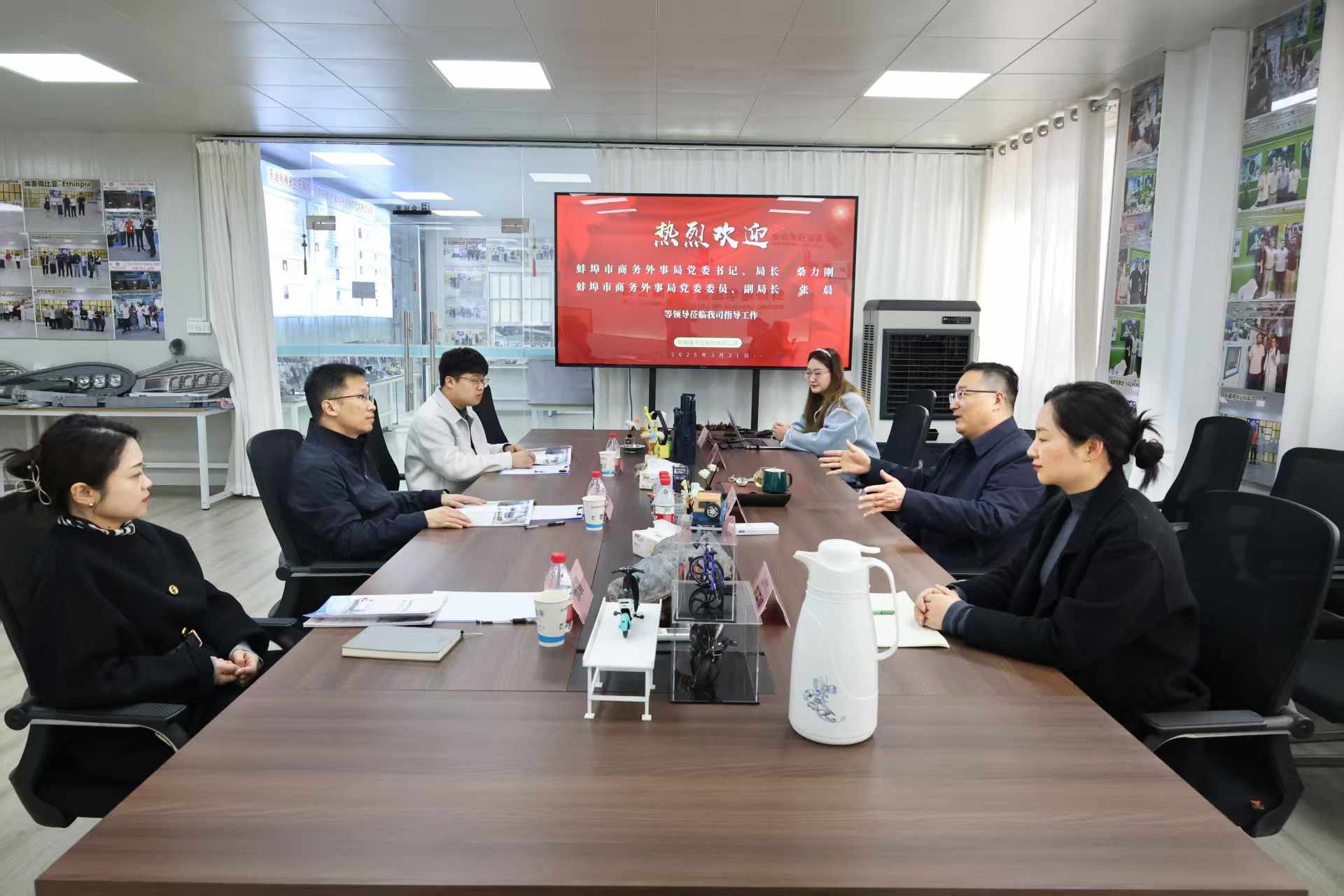 Lãnh đạo Cục Thương mại và Ngoại giao thành phố Bengbu đã đến thăm Longhua Technology để thảo luận về chiến lược mở rộng thị trường quốc tế
